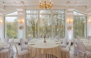 Мир у Озера. Банкетный зал на берегу озера