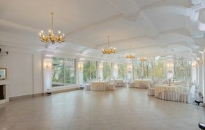 Мир у Озера. Банкетный зал на берегу озера