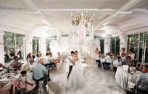 Мир у Озера. Банкетный зал на берегу озера