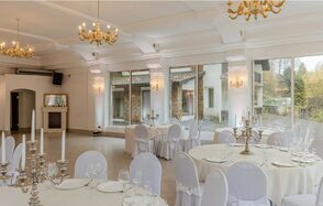 Мир у Озера. Банкетный зал на берегу озера