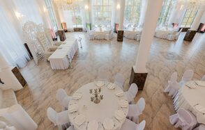 Мир у Озера. Светлый банкетный зал с колоннами