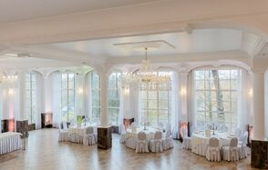 Мир у Озера. Светлый банкетный зал с колоннами