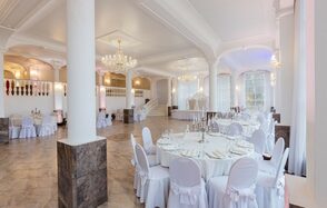 Мир у Озера. Светлый банкетный зал с колоннами