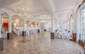 Мир у Озера. Светлый банкетный зал с колоннами