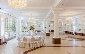 Мир у Озера. Банкетный зал в дворцовом стиле