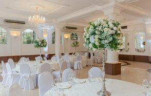 Мир у Озера. Банкетный зал в дворцовом стиле