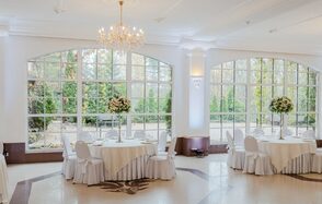 Мир у Озера. Банкетный зал в дворцовом стиле