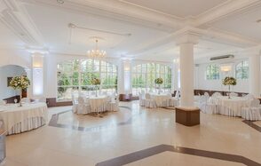 Мир у Озера. Банкетный зал в дворцовом стиле