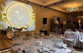 Аманд Холл. Банкетный зал в стиле Шале