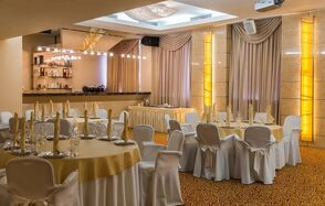 Добролюбофф. Светло-бежевый банкетный зал