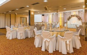 Добролюбофф. Светло-бежевый банкетный зал