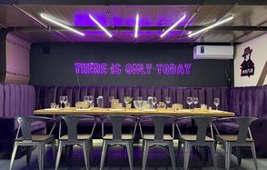 Просторный лофт с барной стойкой