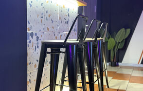 Тёмный лофт с современным дизайном