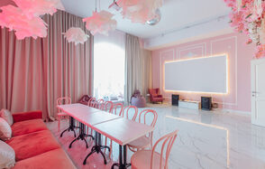 Зал Барби. Лофт с нежными цветами