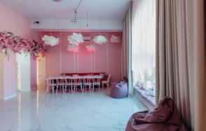 Зал Барби. Лофт с нежными цветами