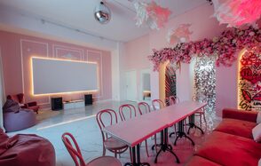 Зал Барби. Лофт с нежными цветами