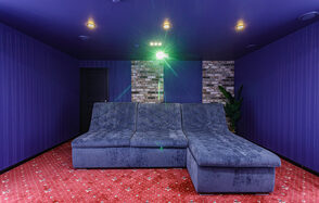 Мини-кинозал с большим экраном