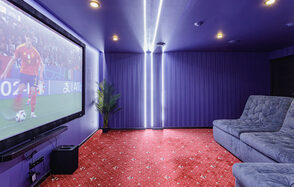 Мини-кинозал с большим экраном