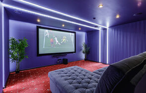 Мини-кинозал с большим экраном