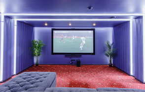 Мини-кинозал с большим экраном