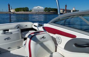 Современный катер для небольших компаний