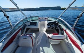 Современный катер для небольших компаний