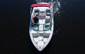 Современный катер для небольших компаний