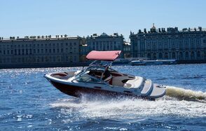 Современный катер для небольших компаний