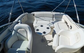 Стильный катер с акустической системой