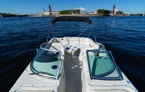 Стильный катер с акустической системой