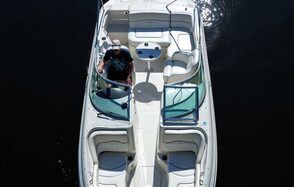 Стильный катер с акустической системой