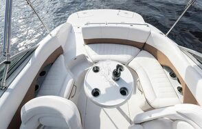 Белоснежный катер для мероприятий