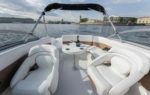 Белоснежный катер для мероприятий