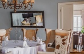 Банкетный зал с мозаичным паркетом 18 века