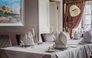 Банкетный зал в лаконичных тонах