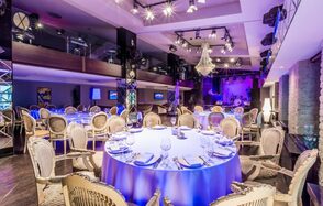 Светлый банкетный зал с балконом