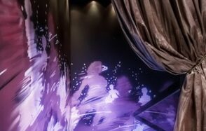 Светлый банкетный зал с балконом