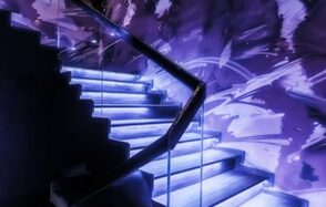 Светлый банкетный зал с балконом