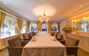 Светлый банкетный зал на 18 персон