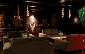 Двухуровневый клуб под закрытие