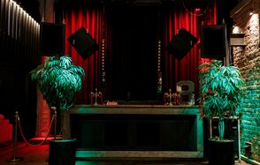 Двухуровневый клуб под закрытие