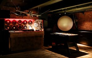 Двухуровневый клуб под закрытие