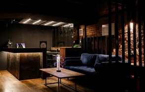 Двухуровневый клуб под закрытие