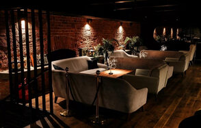 Двухуровневый клуб под закрытие