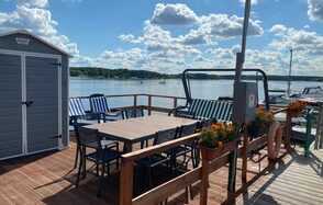 Беседка на воде в яхт-клубе «Парусник»