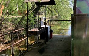 Беседка на воде с мангалом для пикника на 30 человек