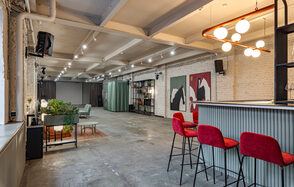 Стильный лофт в центре Москвы со сценой