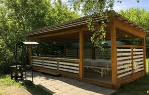 Беседка вместимостью до 20 человек с мангалом для шашлыка