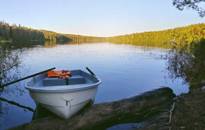 Гриль беседка на берегу живописного озера Длинное