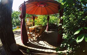 Маленький шатер-беседка с видом на озеро